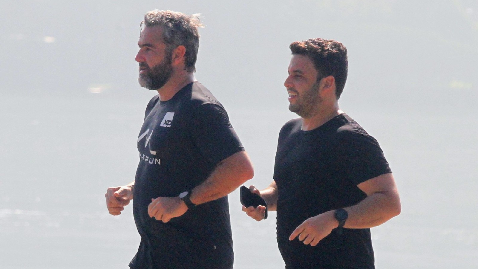 Thierry Figueira foi flagrado correndo na praia.