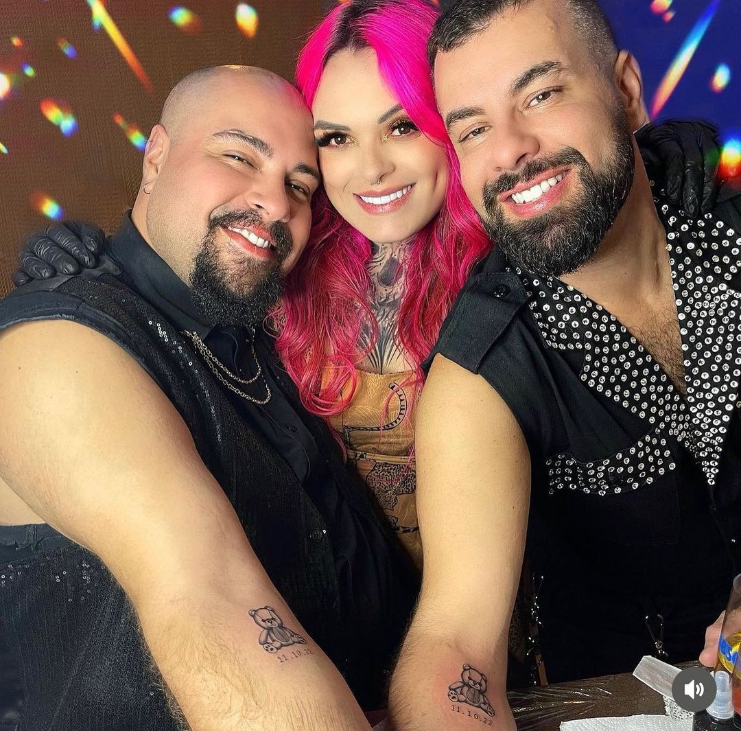Tiago Abravanel e marido fazem tatuagens iguais
