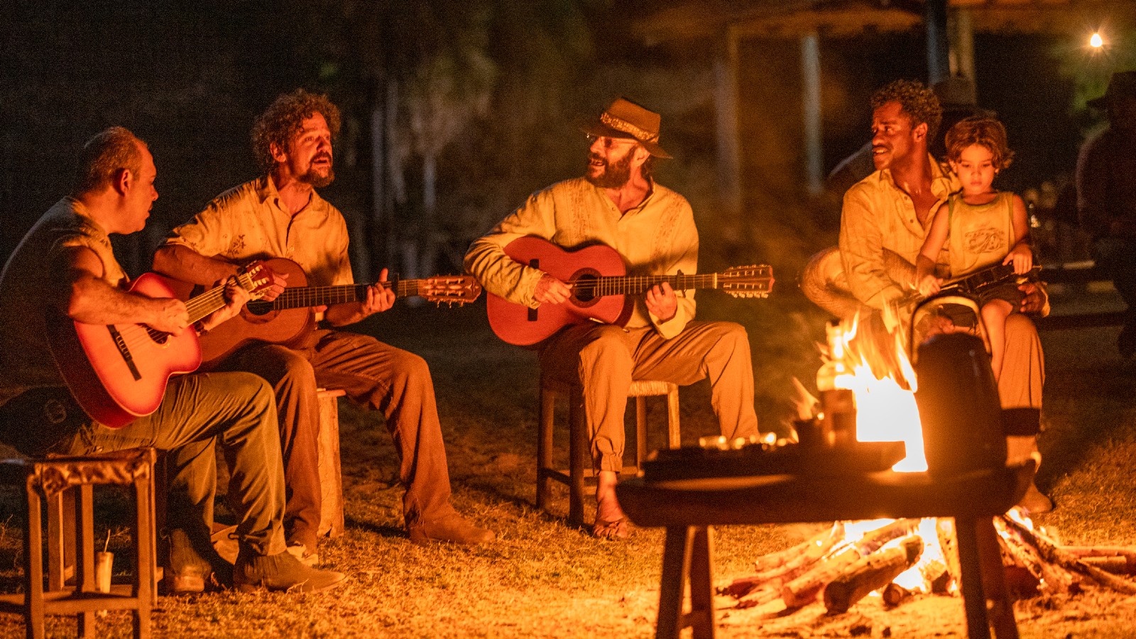 Quim (Chico Teixeira) e Tião (Fábio Neppo) animavam as rodas de viola.