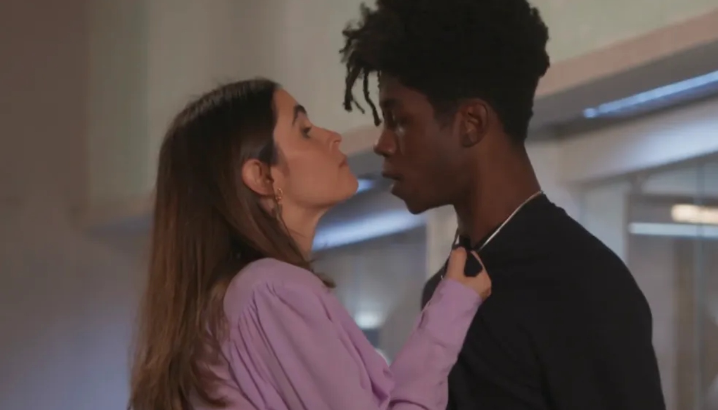 Tony (Richard Abelha) e Cris (Valentina Herszage) em
