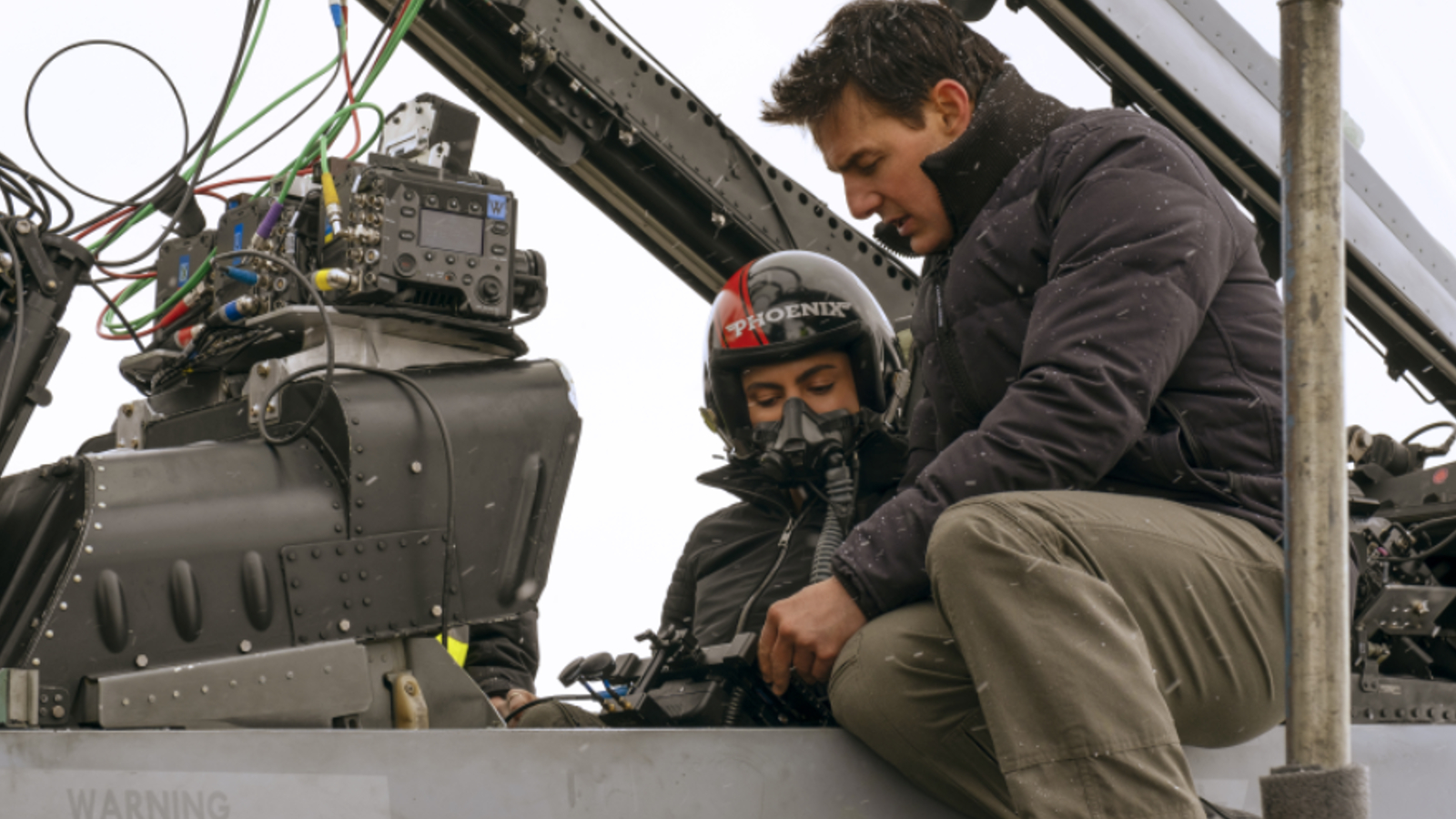 Tom Cruise e Monica Barbaro nos bastidores de