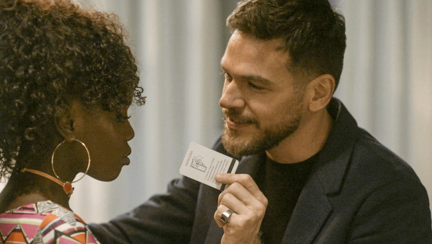 Theo (Emilio Dantas) e Kate (Clara Moneke) em