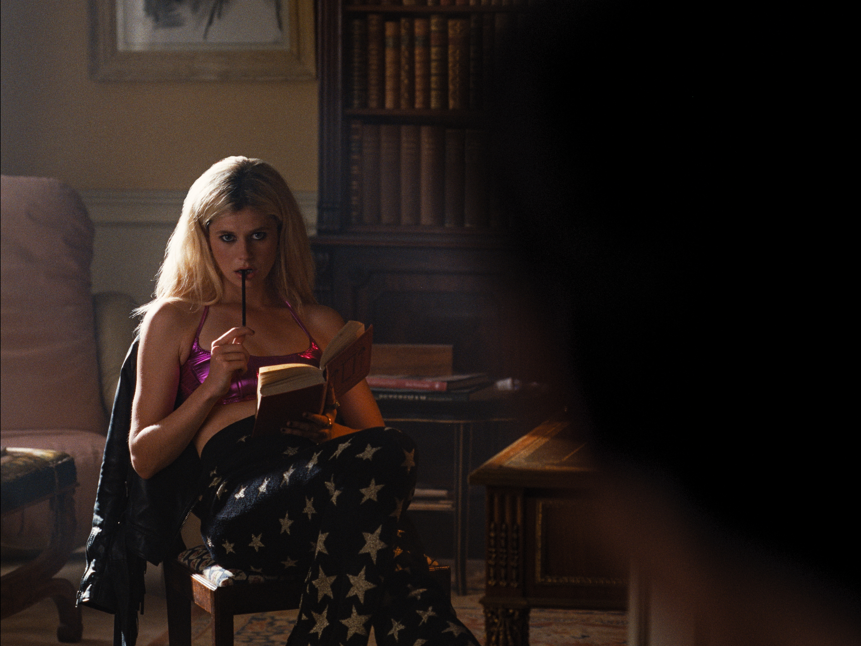 Venetia (Alison Oliver) em