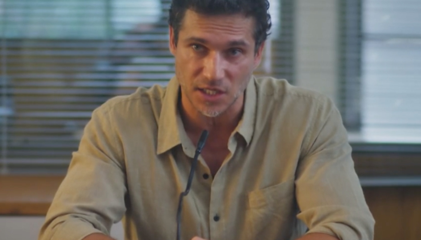 Vinícius (Paulo Rocha) na audiência sobre as terras de Aline (Barbara Reis) em