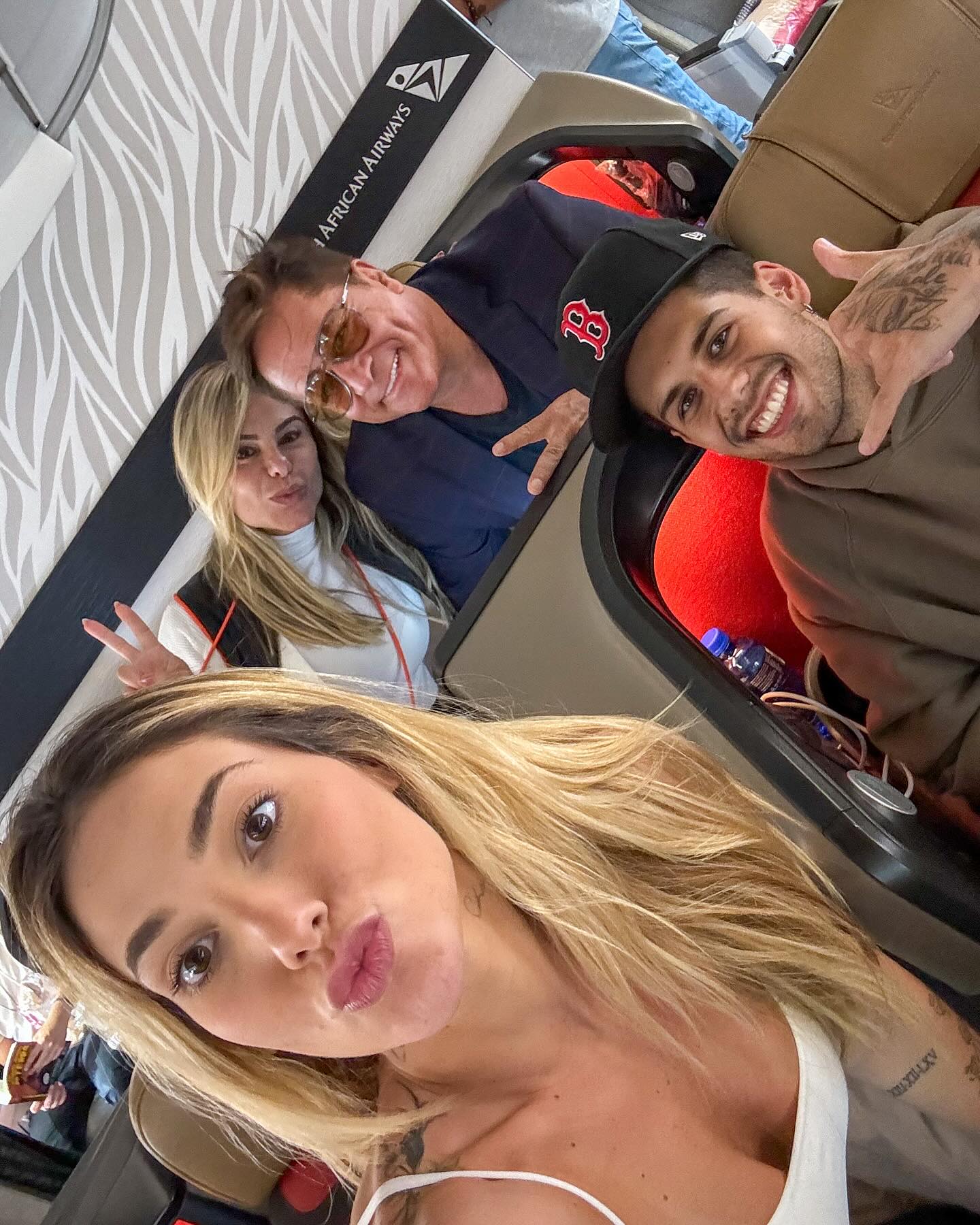 Virginia com Zé Felipe (à frente) e Poliana Rocha com Leonardo (atrás) a caminho da África do Sul