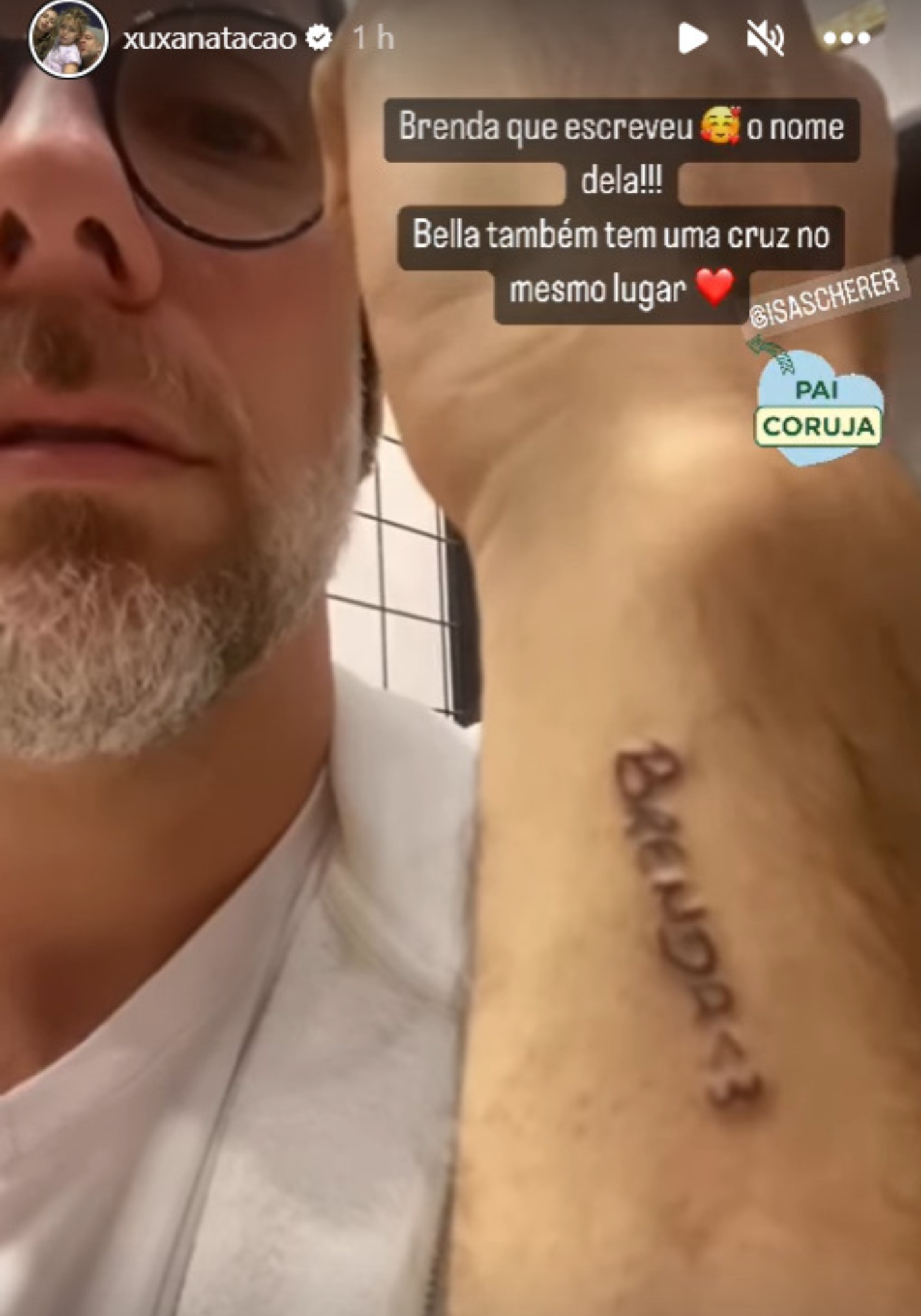 Fernando Scherer mostra tatuagem para a filha Brenda