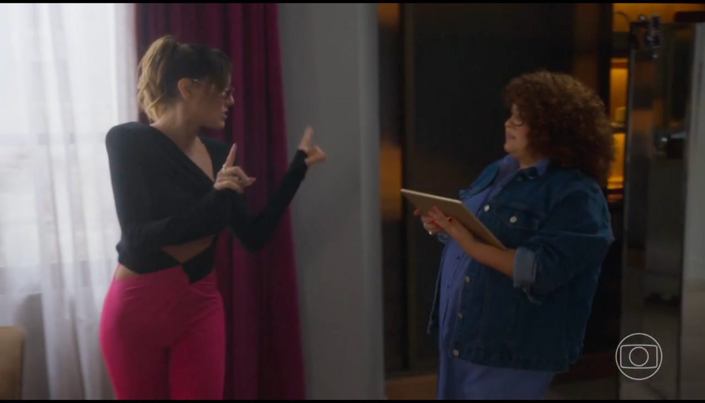 Yeda (Castorine) e Lara (Deborah Secco) em