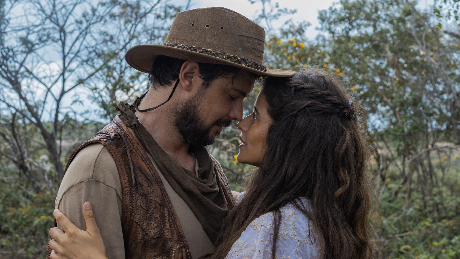 Zé Paulino (Sérgio Guizé) e Candoca (Isadora Cruz) em