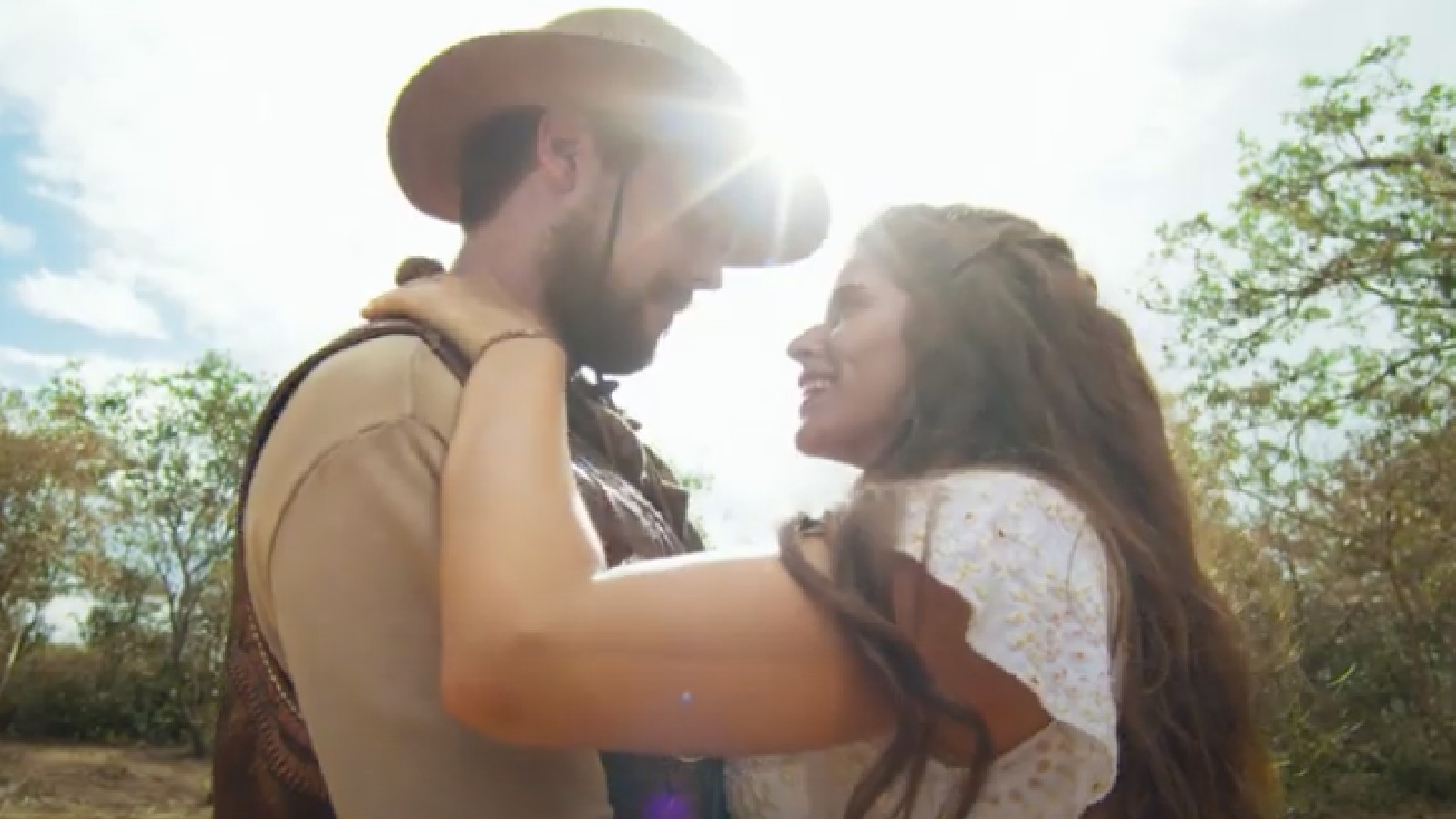 Zé Paulino (Sérgio Guizé) e Candoca (Isadora Cruz).