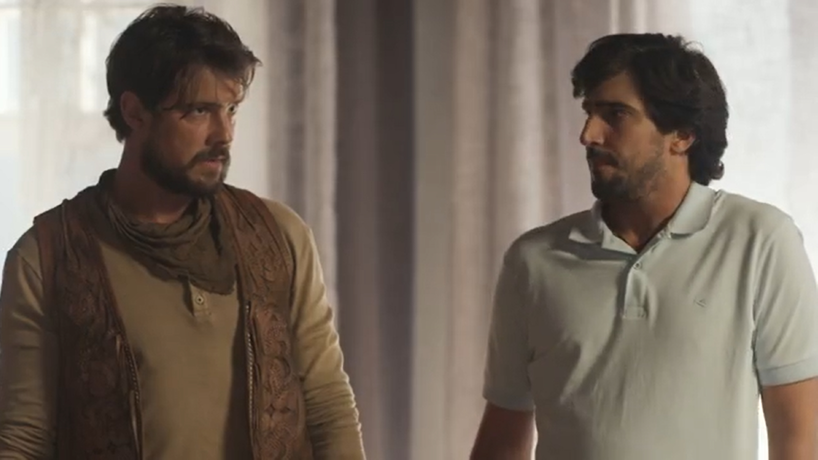 Zé Paulino (Sergio Guizé) e Tertulinho (Renato Góes) em