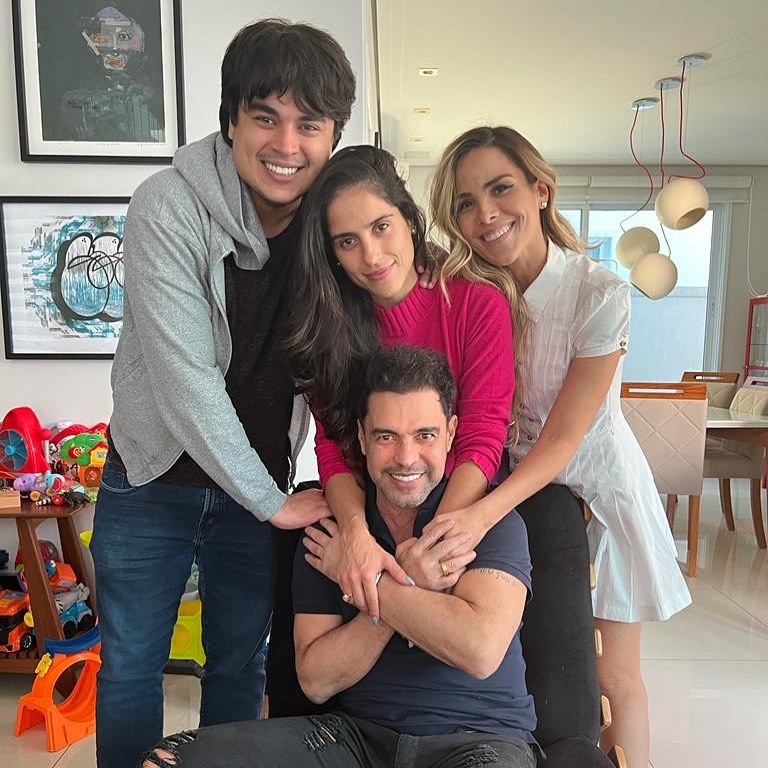 Zezé Di Camargo (ao centro) com os filhos, Igor, Camila e Wanessa (da esquerda para a direita)