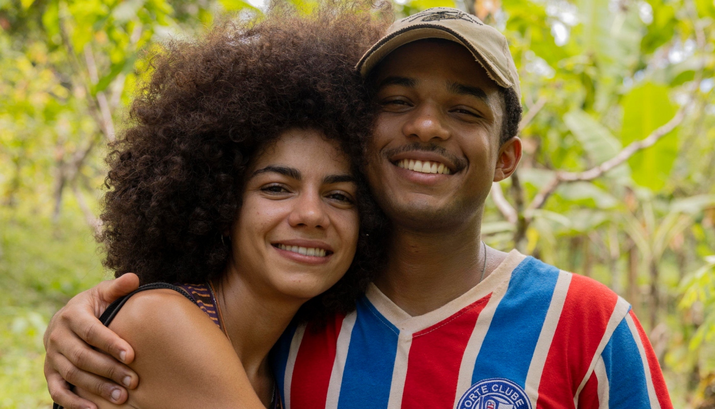 Zinha (Samantha Jones) e João Pedro (Juan Paiva) em