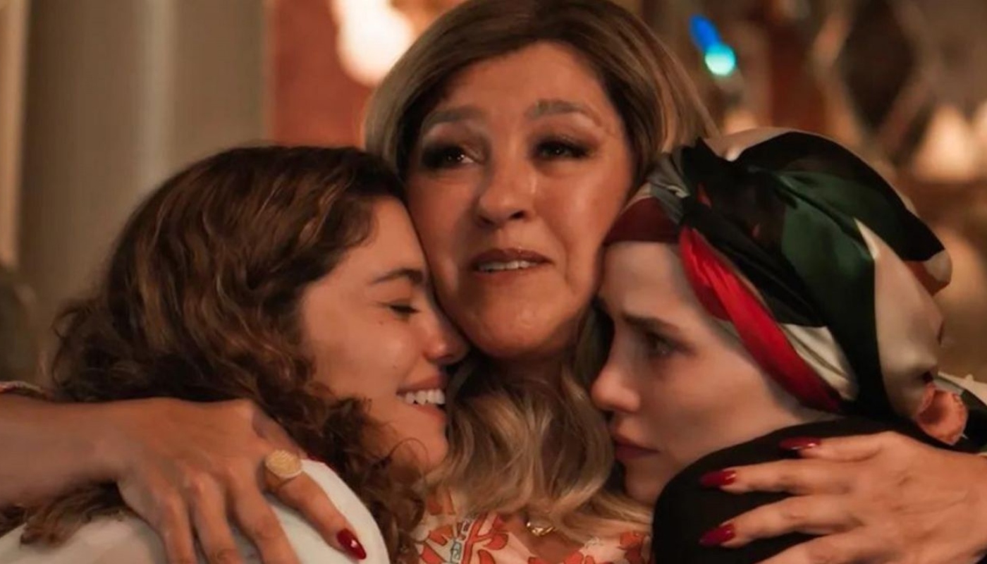 Zoé (Regina Casé), Maíra (Sophie Charlotte) e Vanessa (Letícia Colin) em